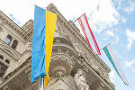 Rathaus mit ukrainischer Flagge