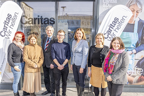 Eröffneten heute die Pop-up-Bahnhofsmission als Auftakt zum 100-Jahr-Jubiläum der Caritas Steiermark: GRin Eva Derler, LRin Doris Kampus, Nationalrat Josef Smolle, StR Robert Krotzer, Caritas-Direktorin Nora Tödtling-Musenbichler, Vizebürgermeisterin Judith Schwentner und Bürgermeisterin Elke Kahr (v. l..).