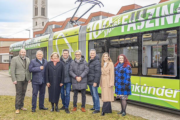 Schickten die Jubiläums-Straßenbahn auf große Fahrt: Mark Perz und Wolfgang Malik (Holding Graz), Vizebürgermeisterin Judith Schwentner, Bernd Schönegger und Dieter Weber (Ankünder), GRin Cornelia Leban-Ibrakovic sowie Stadträtin Claudia Schönbacher (v. l.).