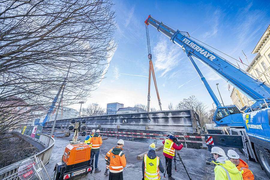 Historischer Moment: Der erste Teil der Tegetthoffbrücke wurde am heutigen 22. Jänner 2024 ausgehoben.
