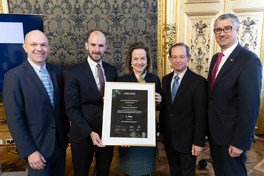 Das Bundesministerium für Finanzen und die Stadt Graz konnten beim 22. eGovernment-Wettbewerb den 1. Platz in der Kategorie "Bestes Digitalisierungsprojekt" gewinnen. Am Bild v.l.n.r.: Thomas Weniger (Gen.Sekr. Österreichischer Städtebund), Florian Tursky (Staatssekretär), Angelika Schätz (Sektionsschefin BMF, Sektion I-Finanzverwaltung), Walther Nauta (Stadt Graz) und Wolfgang Ebner (Sektionschef BMF, Sektion V-Digitalisierung)