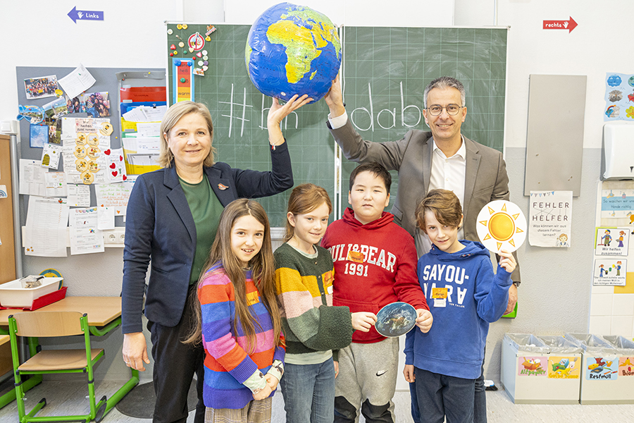 Klimaschutz macht Schule: Vizebürgermeisterin Judith Schwentner und Stadtrat Kurt Hohensinner mit Felipa, Hanneli, Margad und Florian von der VS Nibelungen (v. l.)