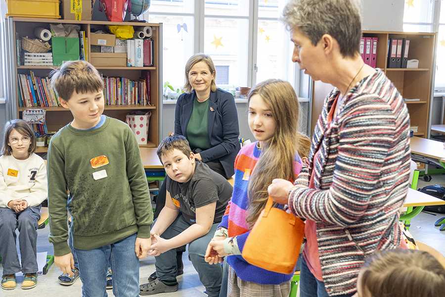 Workshopleiterin Eva Lenhard vom UBZ brachte den Kids das Thema Klimawandel und Klimaschutz spielerisch bei.