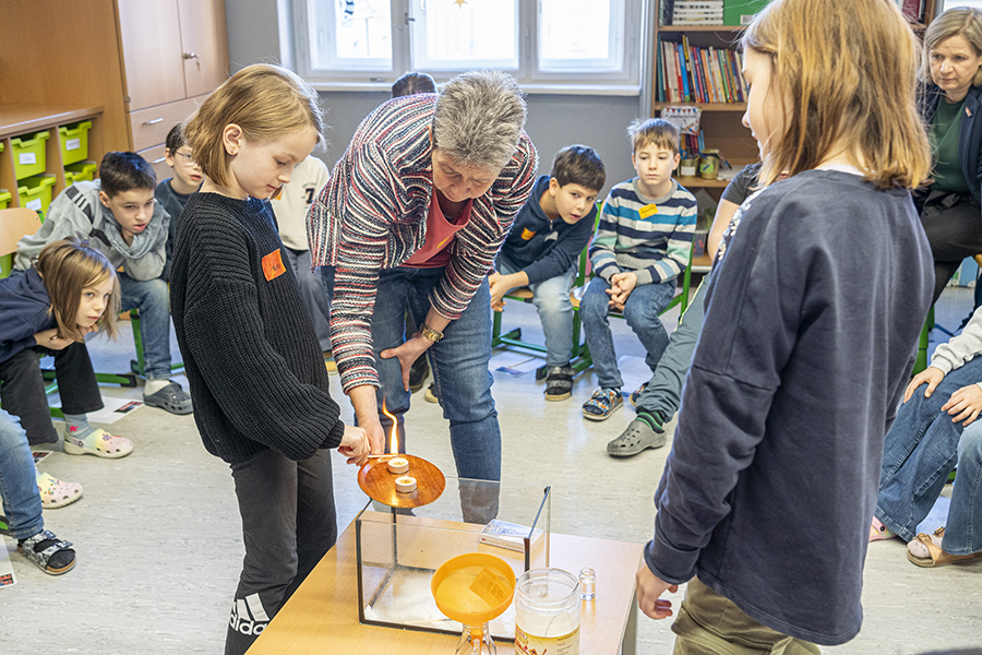 Die Mädchen und Buben der VS Nibelungen machten beim Klimaschutzworkshop begeistert mit.