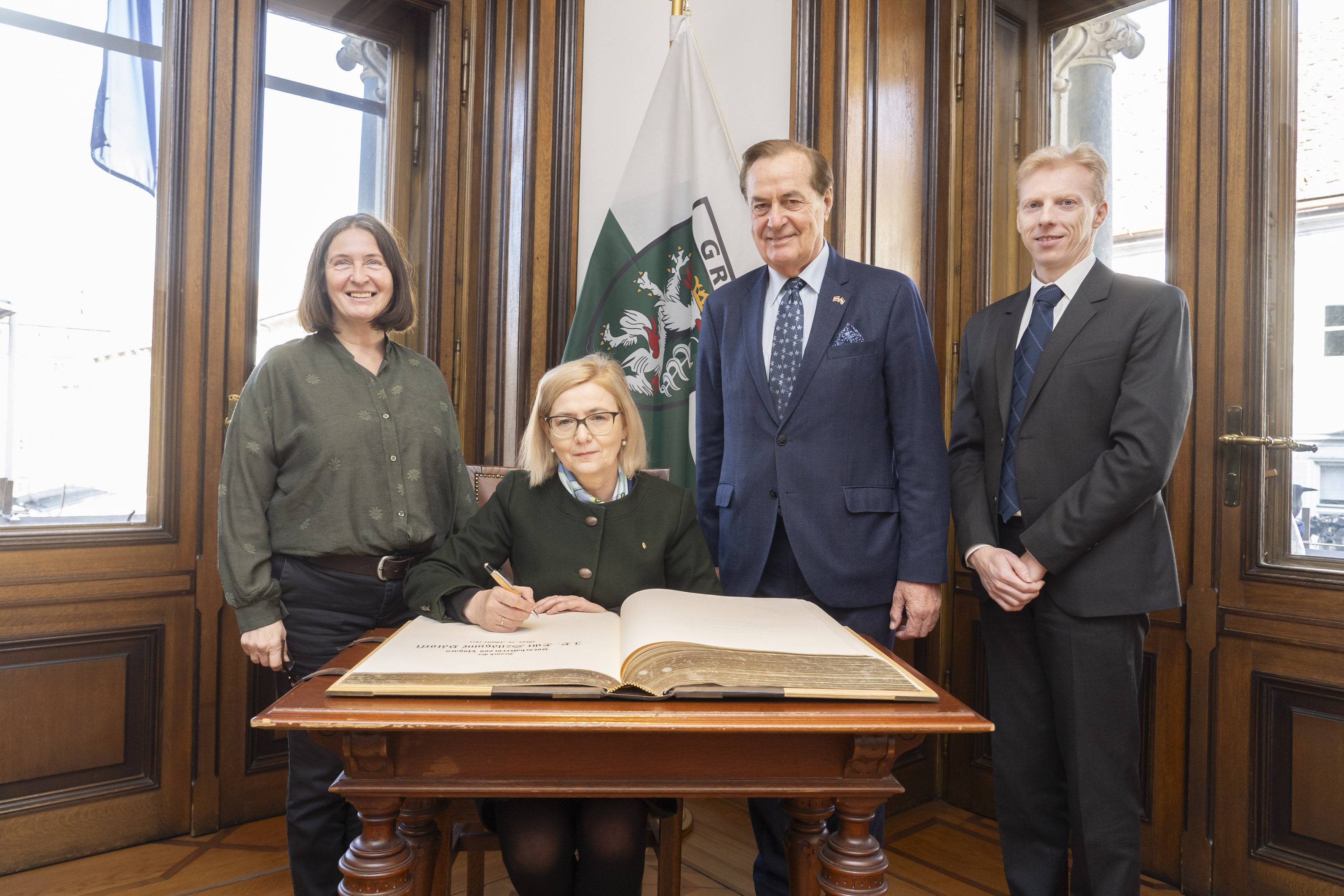 v.l.n.r.: Bürgermeisterin Elke Kahr, Botschafterin Edit Szilágyiné Bátorfi, Honorarkonsul Rudi Roth und Botschaftsrat Attila Harmatos © Stadt Graz/Fischer v.l.n.r.: Bürgermeisterin Elke Kahr, Botschafterin Edit Szilágyiné Bátorfi, Honorarkonsul Rudi Roth und Botschaftsrat Attila Harmatos