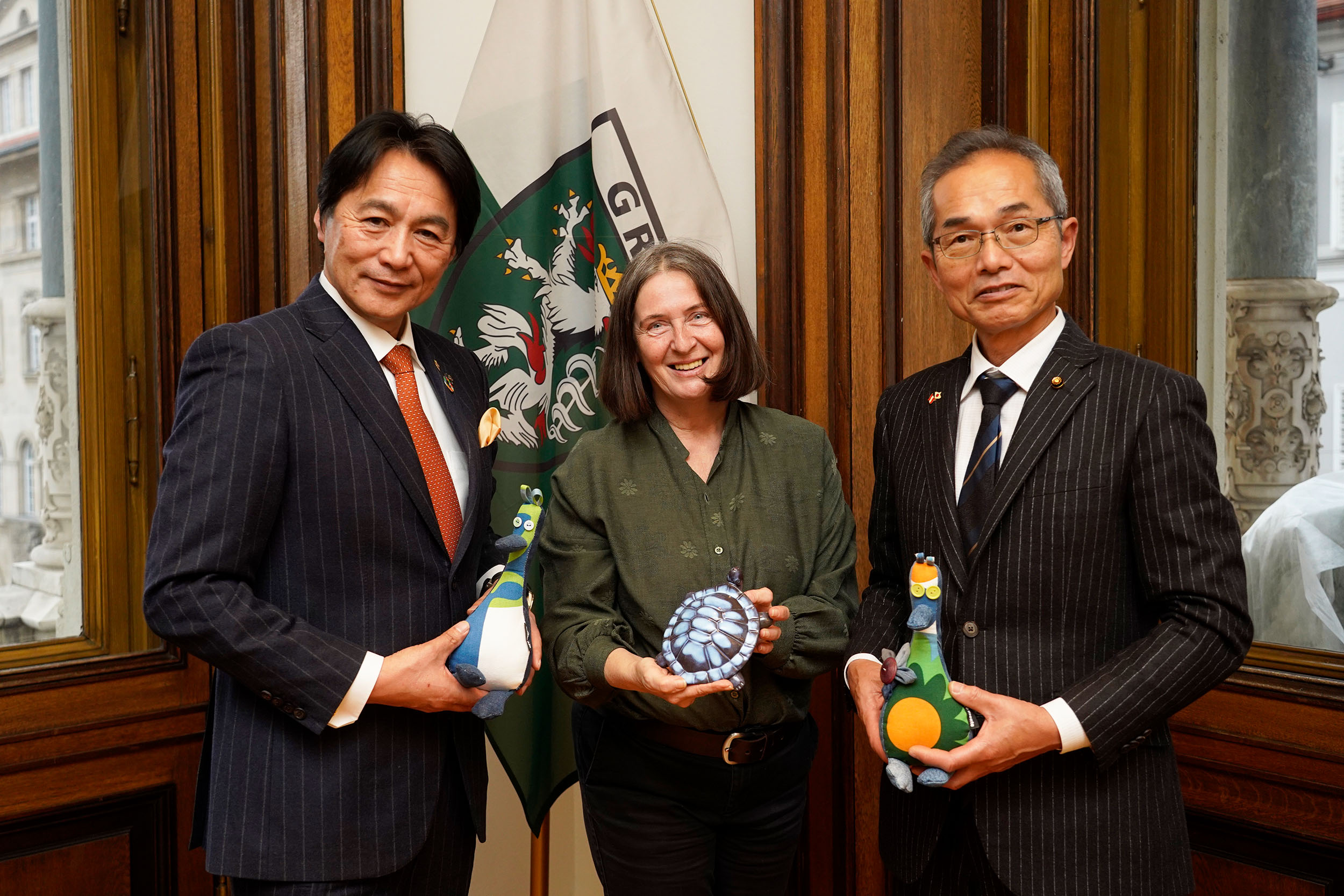 v.l.n.r.: Bürgermeister Takahiro Katsuragawa, Bürgermeisterin Elke Kahr und Stadtrat Mitsunori Hishida