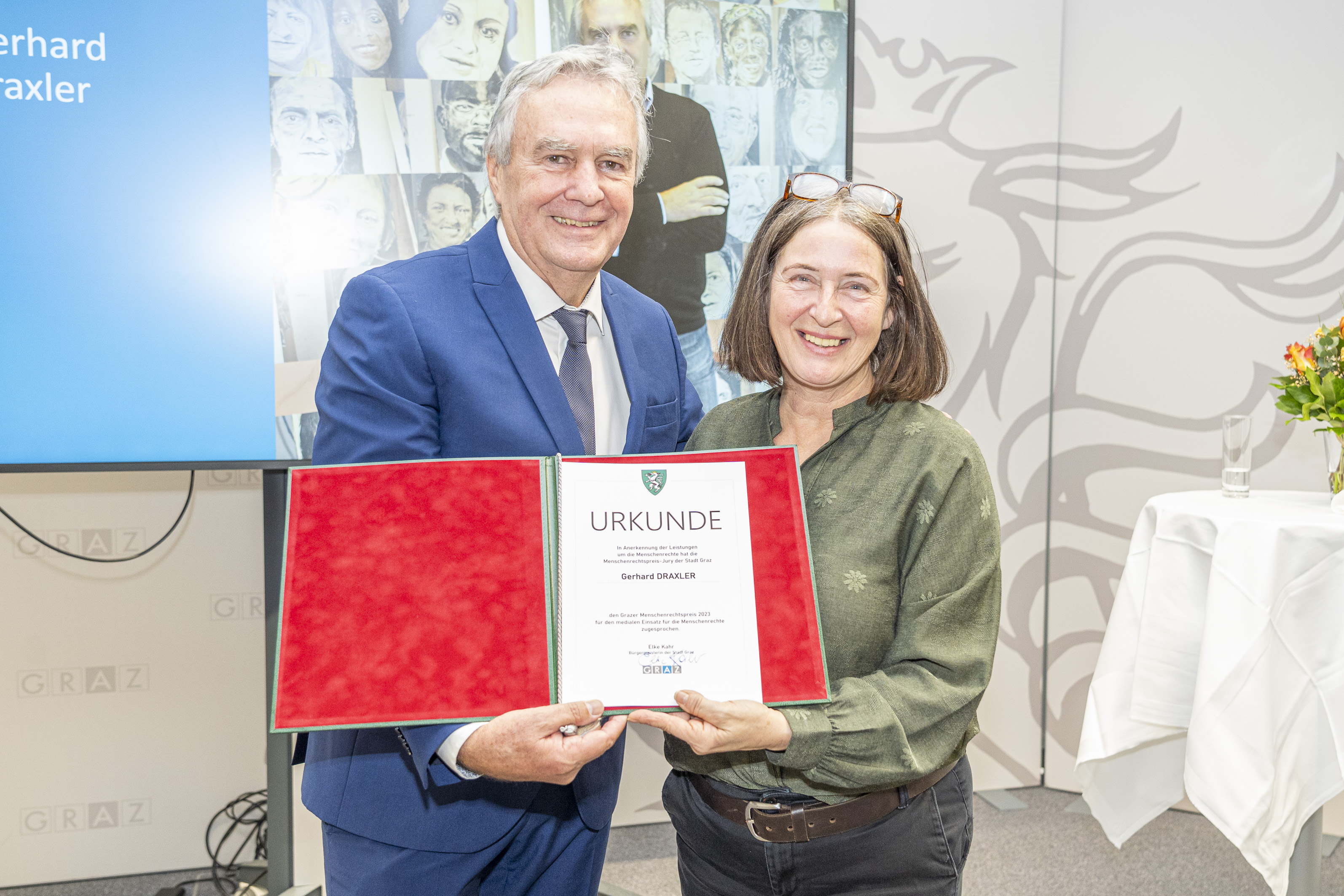 Gerhard Draxler bekam von Bürgermeisterin Elke Kahr den Menschenrechtspreis der Stadt Graz überreicht.