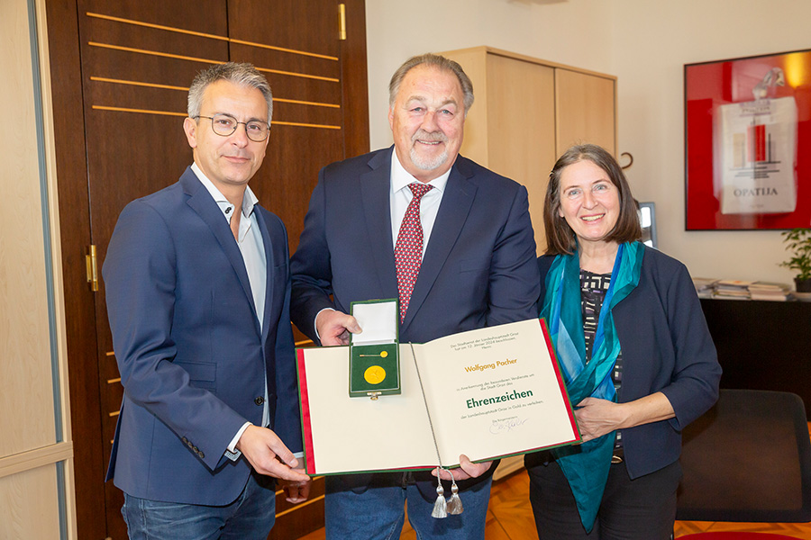 Der Geehrte mit Stadtrat Kurt Hohensinner und Bürgermeisterin Elke Kahr