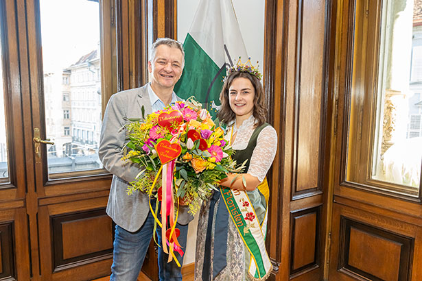 Blühende Grüße von Blumenkönigin Verena I. an Stadtrat Manfed Eber.