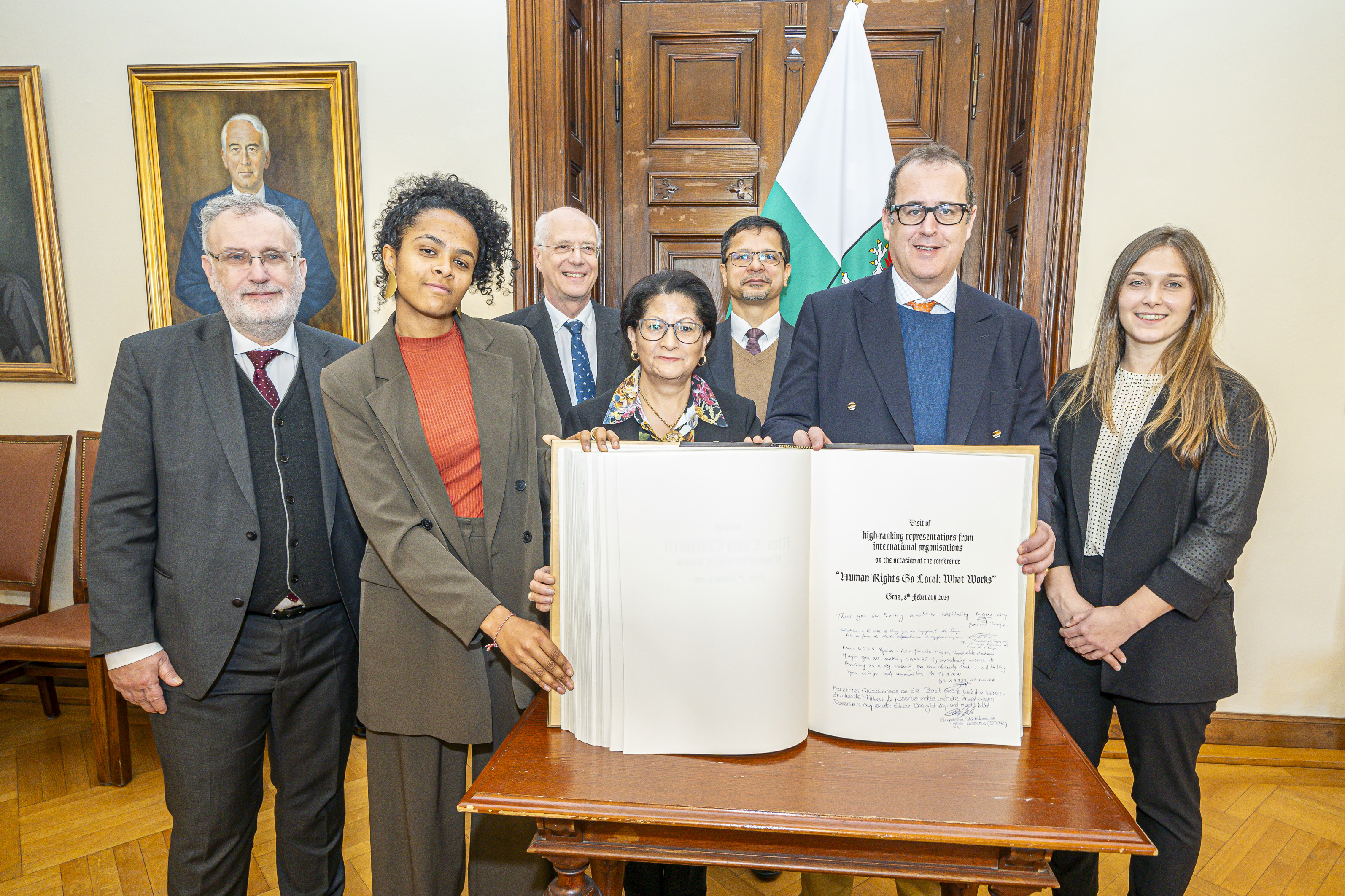 Die internationale Delegation verewigte sich im Goldenen Buch © Stadt Graz/Fischer Die internationale Delegation verewigte sich im Goldenen Buch