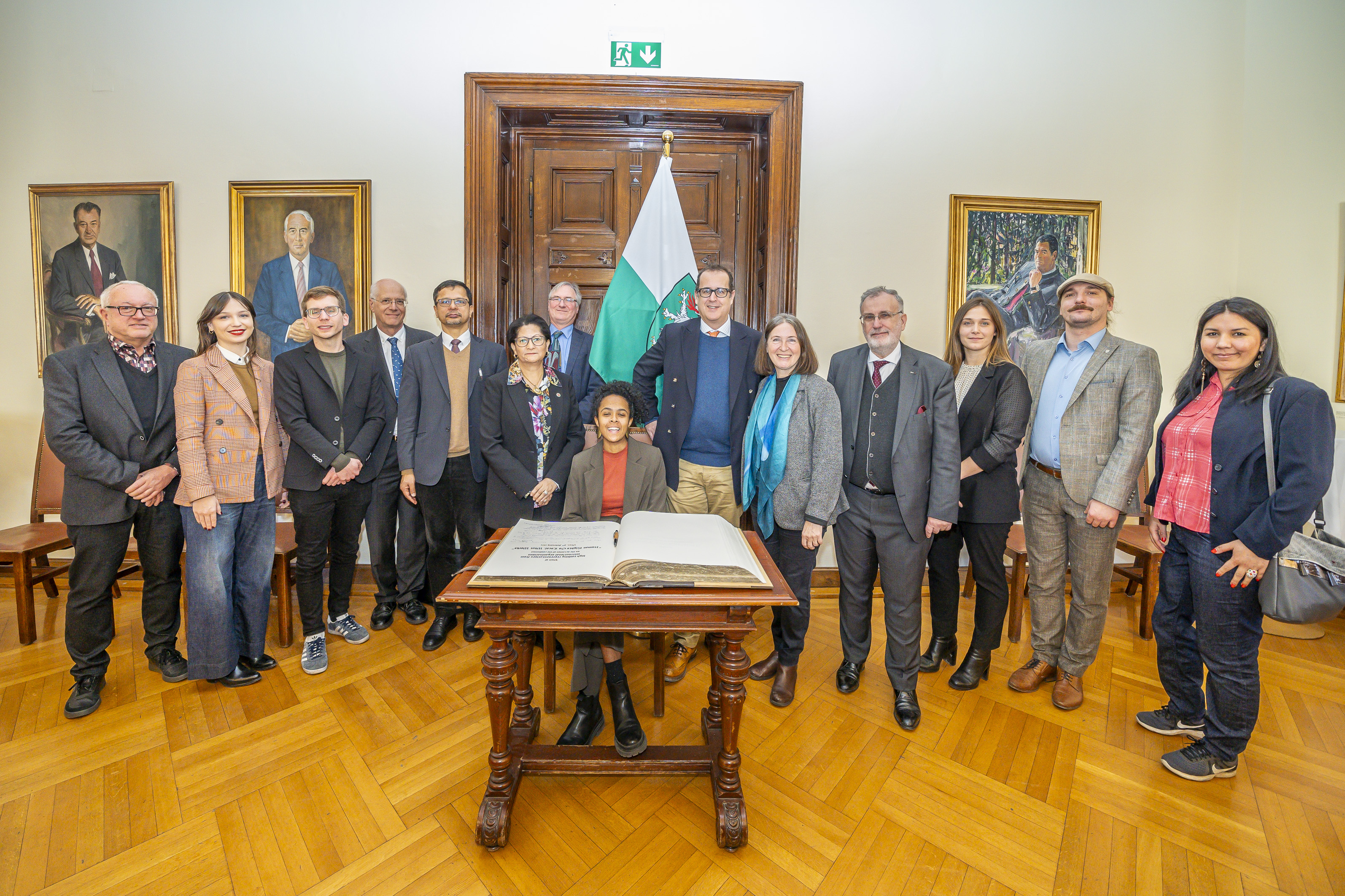 Die internationale Delegation mit Bgm.in Elke Kahr und Vertreter:innen der Stadtregierung