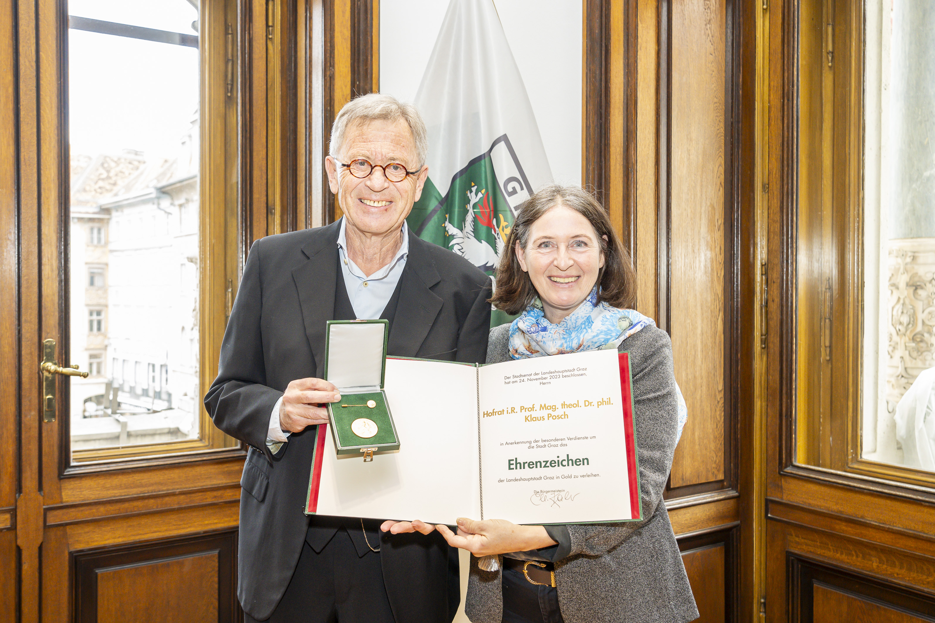 Das Ehrenzeichen der Stadt Graz für Klaus Posch © Stadt Graz/Fischer Das Ehrenzeichen der Stadt Graz für Klaus Posch