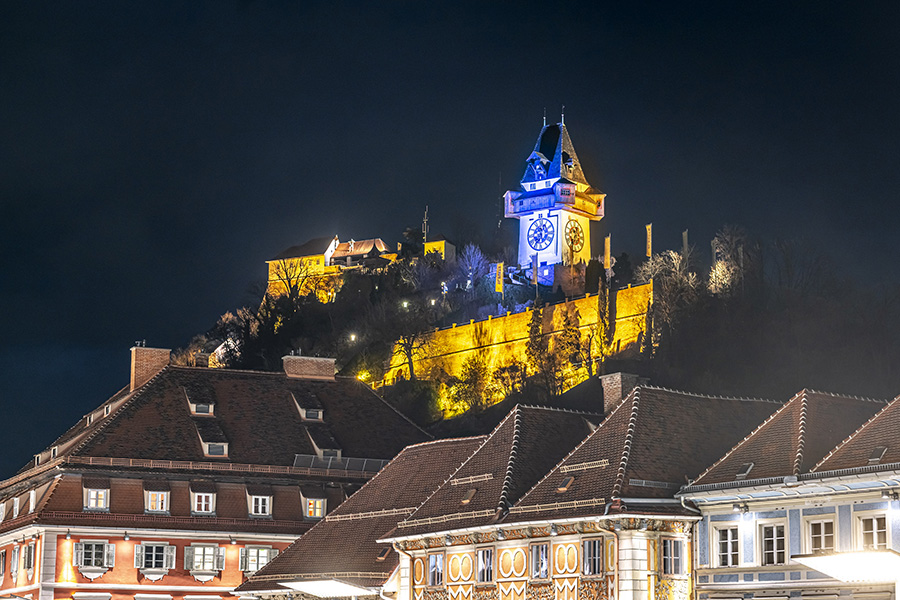 Graz setzt mit der Uhrturmbeleuchtung ein Zeichen gegen Krieg und Unterdrückung.