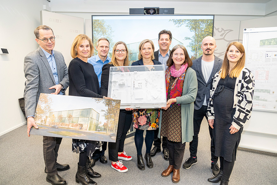 Die Anforderungen an das neue Gebäude und dessen Gestaltung wurden vom Architektenteam Robert und Anna Lamprecht (ganz rechts) gut geplant. Stadtintern wirkten zahlreiche Personen aus verschiedenen Bereichen mit: Günter Hirner (GBG), Andrea Fink (Leiterin des Sozialamts), Franz Gerngroß (Küche Graz), Daniela Schlüsselberger (SPÖ-Klubchefin), Vizebürgermeisterin Judith Schwentner, Stadtbaudirektor Bertram Werle sowie Bürgermeisterin Elke Kahr (v.l.n.r.)