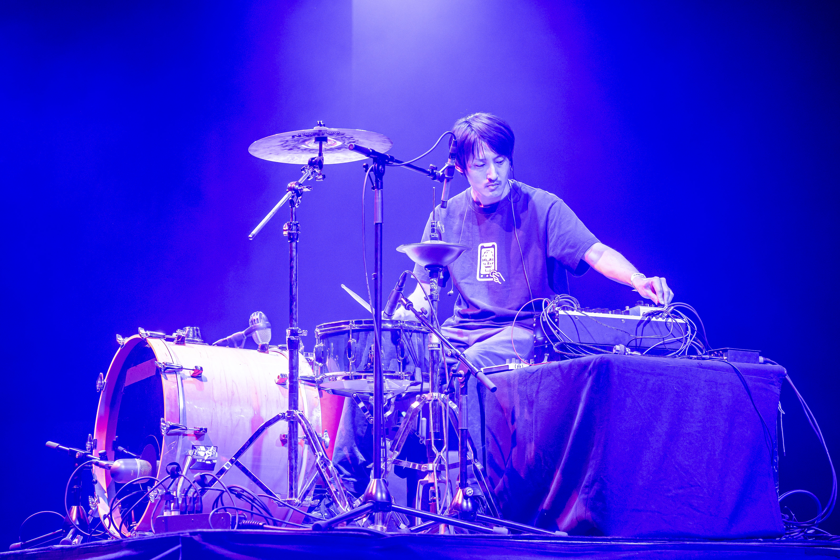Performance des japanischen Schlagzeugers und Produzenten Manisdron, der auch am 29.02. um 1:00 Uhr im Forum Stadtpark zu hören ist. 