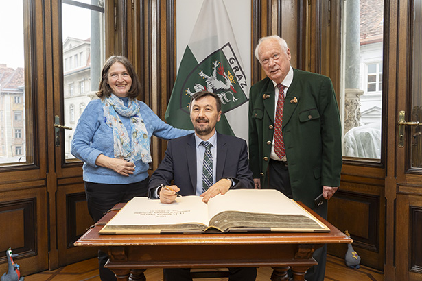 Der Botschafter von Bosnien und Herzegowina, S. E. Siniša Bencun, trug sich ins Goldene Buch der Stadt Graz ein. Bürgermeisterin Elke Kahr freute sich über seinen Besuch. Mit dabei war auch Honorarkonsul Jörg Hofreiter (r.) © Stadt Graz/Fischer Der Botschafter von Bosnien und Herzegowina, S. E. Siniša Bencun, trug sich ins Goldene Buch der Stadt Graz ein. Bürgermeisterin Elke Kahr freute sich über seinen Besuch. Mit dabei war auch Honorarkonsul Jörg Hofreiter (r.)