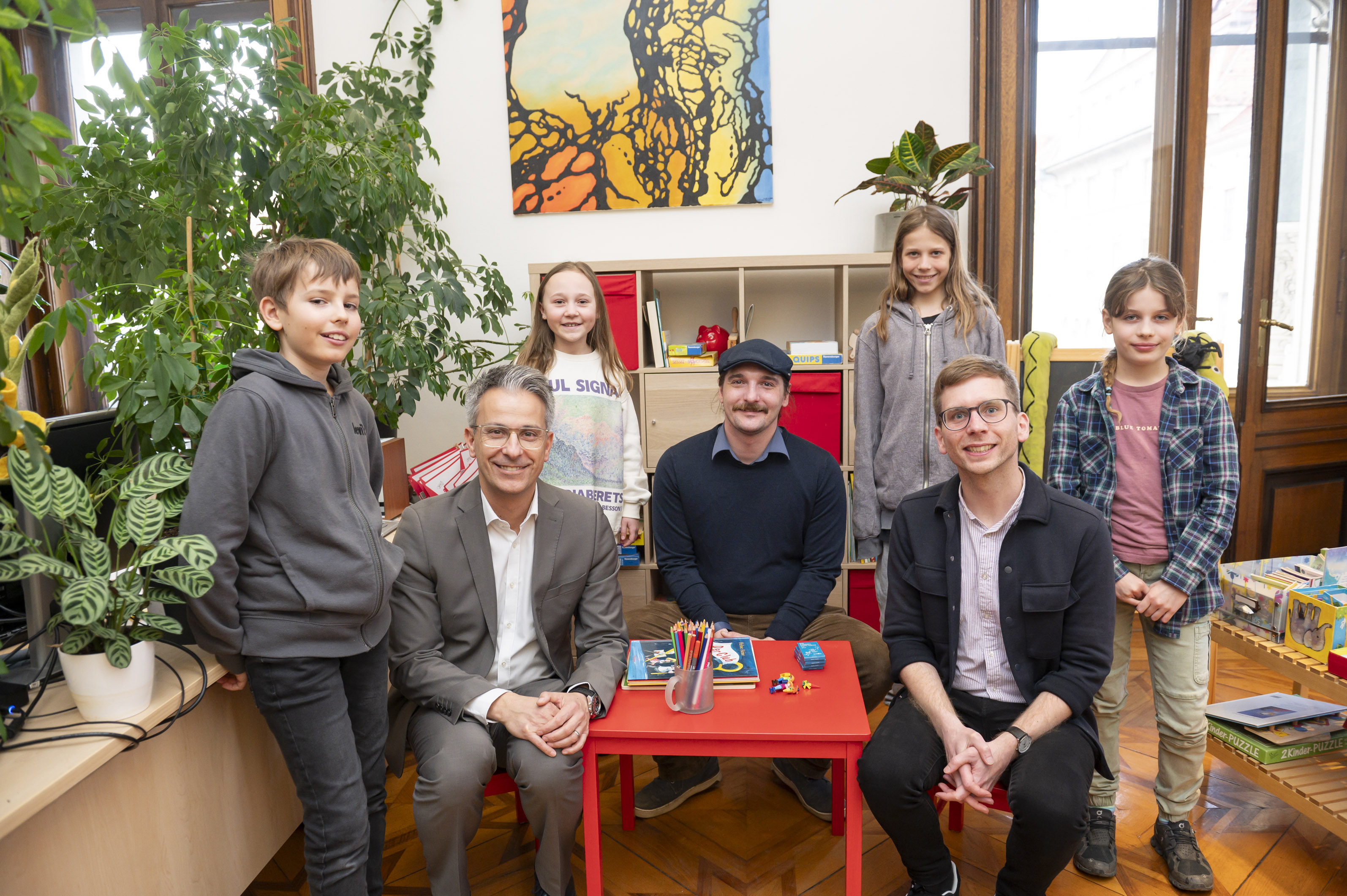 Einladung ins Büro der Bürgermeisterin: Die Vertreter:innen des KinderParlaments, Felix und Hannah (Kinderbürgermeister:in) sowie Oskar und Sophie (Stellvertreter:in) mit Stadtrat Kurt Hohensinner, Gemeinderat Tristan Ammerer und Stadtrat Robert Krotzer (v.l.).