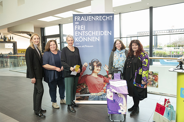 Pressekonferenz zum Thema "Care Arbeit" im Einkaufszentrum Citypark: Roswitha Lahousen (Citypark), Elke Edlinger ("fair sorgen"), Lisa Rücker (Bündnis 0803), Bürgermeisterin Elke Kahr und Doris Kirschner, Leiterin des Referats für Frauen und Gleichstellung (v. l.). © Stadt Graz/Fischer Pressekonferenz zum Thema "Care Arbeit" im Einkaufszentrum Citypark: Roswitha Lahousen (Citypark), Elke Edlinger ("fair sorgen"), Lisa Rücker (Bündnis 0803), Bürgermeisterin Elke Kahr und Doris Kirschner, Leiterin des Referats für Frauen und Gleichstellung (v. l.).