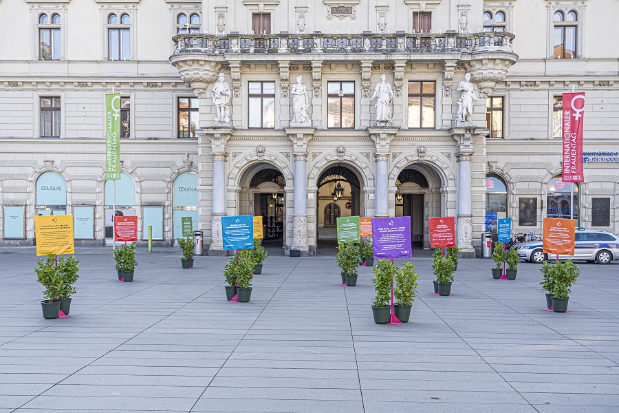 Fahnen- und Tafel-Aktion vor dem Grazer Rathaus