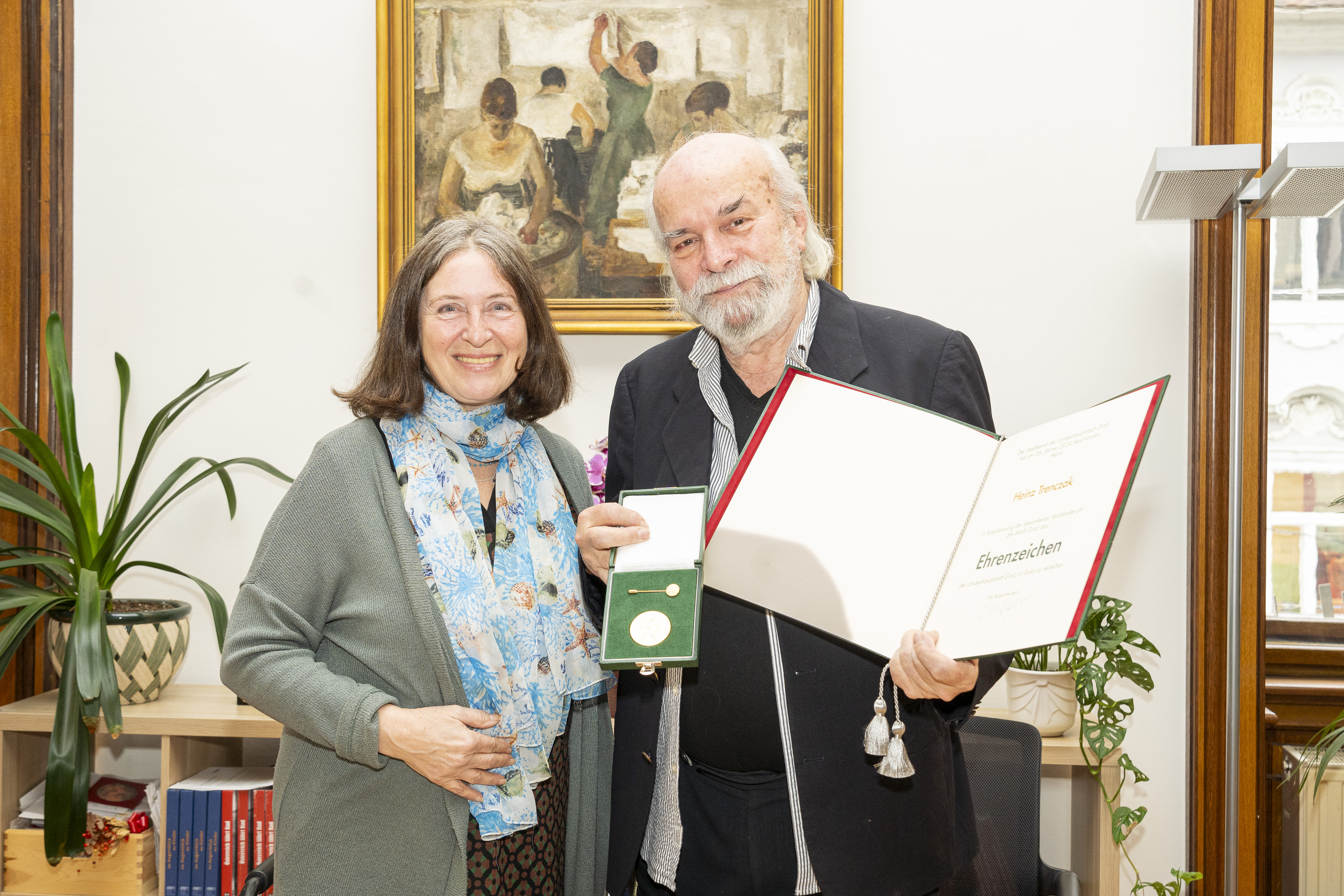 Das Ehrenzeichen der Stadt Graz für Heinz Trenczak. © Stadt Graz/Fischer Das Ehrenzeichen der Stadt Graz für Heinz Trenczak.
