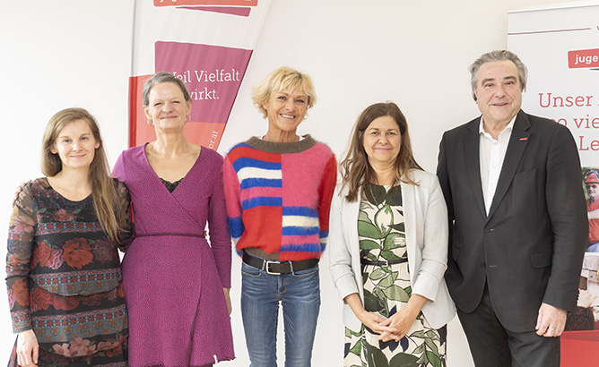 Andrea Guégan-Knafl, Helene Grasser, Evelin Würger, Doris Kampus und Walerich Berger (v. l.) bei der Pressekonferenz zum 10-Jahres-Jubiläum von "Housing First für Frauen". © Stadt Graz/Fischer Andrea Guégan-Knafl, Helene Grasser, Evelin Würger, Doris Kampus und Walerich Berger (v. l.) bei der Pressekonferenz zum 10-Jahres-Jubiläum von "Housing First für Frauen".