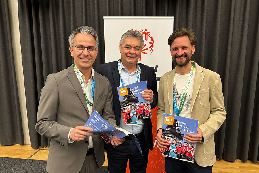 Begeistert vom Special-Olympics-Mantel der BIG: Stadtrat Kurt Hohensinner mit Vizekanler Werner Kogler und Gemeinderat David Ram.