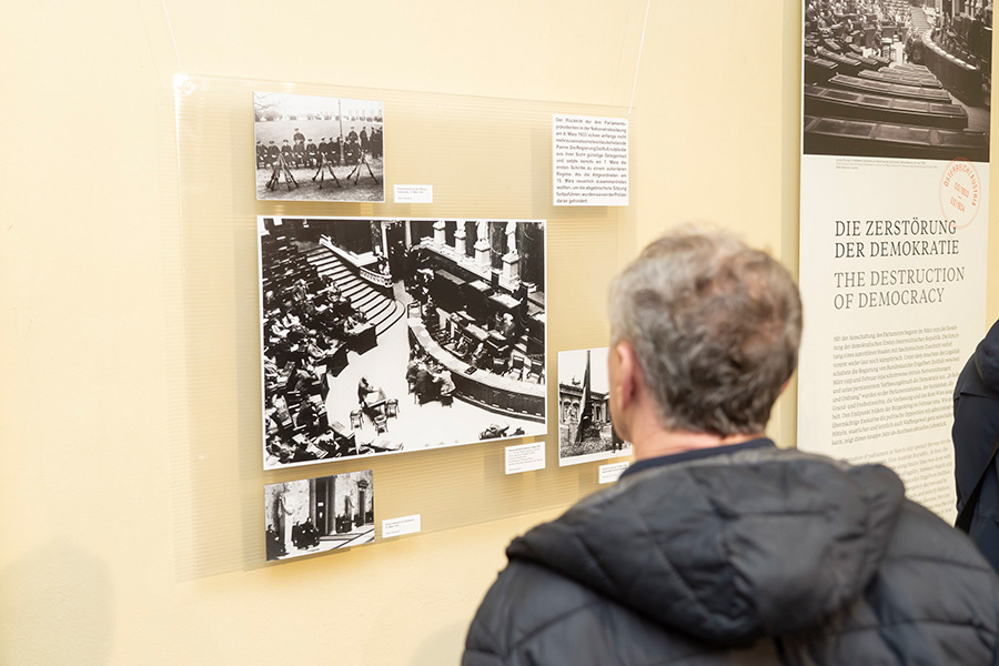 Ein Besucher vor der Ausstellung