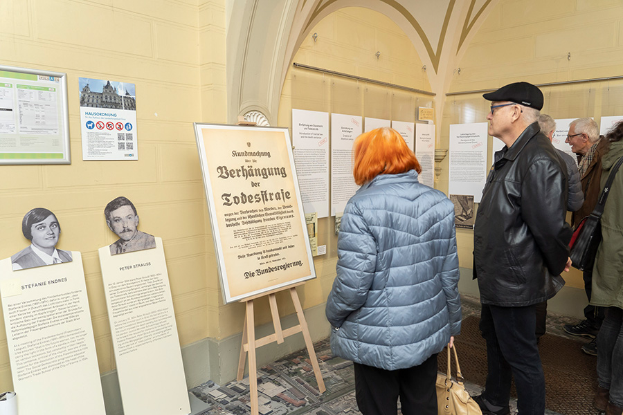 Besucher:innen der Ausstellung