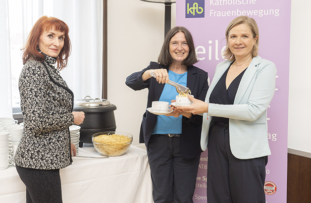 Bürgermeisterin Elke Kahr und Vizebürgermeisterin Judith Schwentner (r.) mit Lydia Lieskönig beim Benefizsuppenessen der Katholischen Frauenbewegung Steiermark.