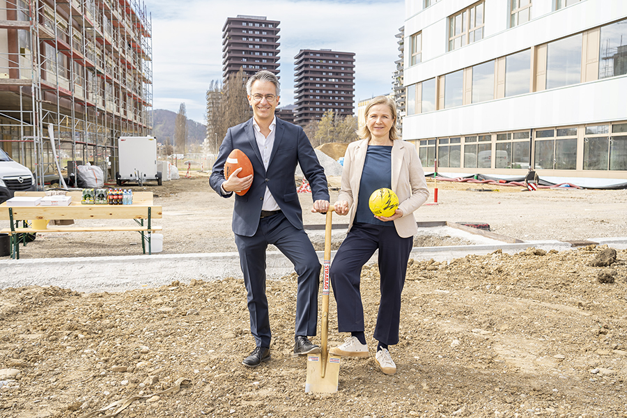 Sportlicher Spatenstich mit StR Kurt Hohensiner und Vizebürgermeisterin Judith Schwentner