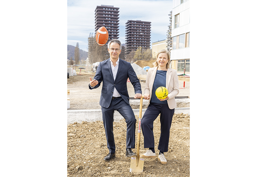 Sportlicher Spatenstich mit StR Kurt Hohensiner und Vizebürgermeisterin Judith Schwentner