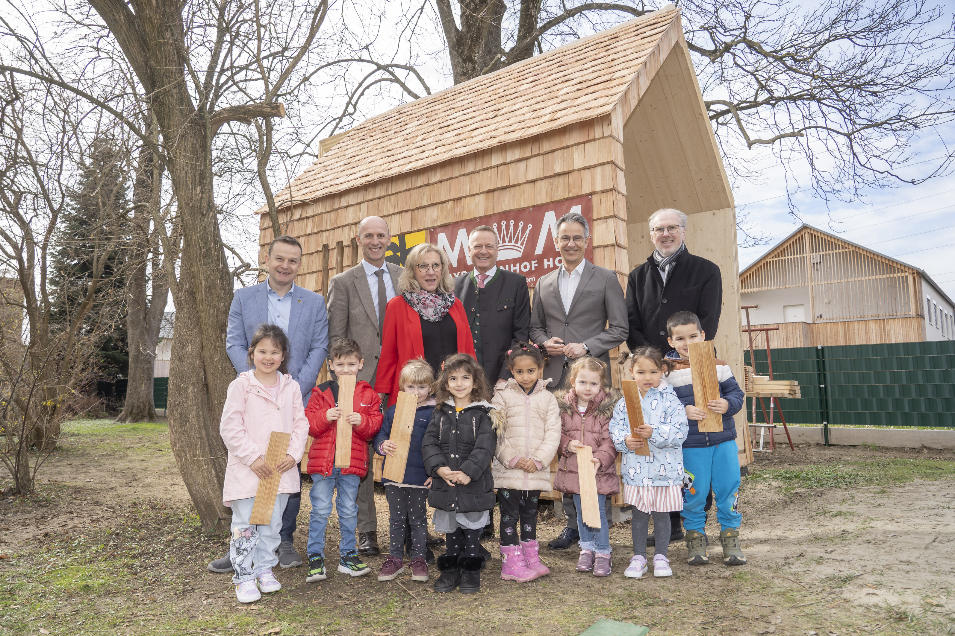 Der Kindergarten Andersengasse freut sich über das neue Waldhäuschen. Bildungsstadtrat Kurt Hohensinner nahm dieses für die Stadt in Empfang.