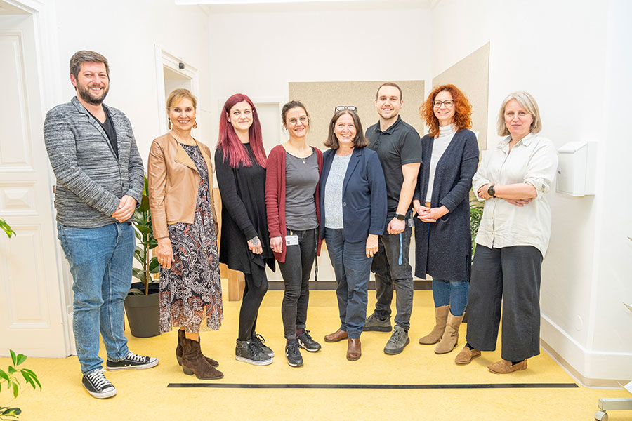 Bürgermeisterin Elke Kahr mit Sozialamtsleiterin Andrea Fink und dem Team der Erstberatungsstelle. © Stadt Graz/Fischer Bürgermeisterin Elke Kahr mit Sozialamtsleiterin Andrea Fink und dem Team der Erstberatungsstelle.
