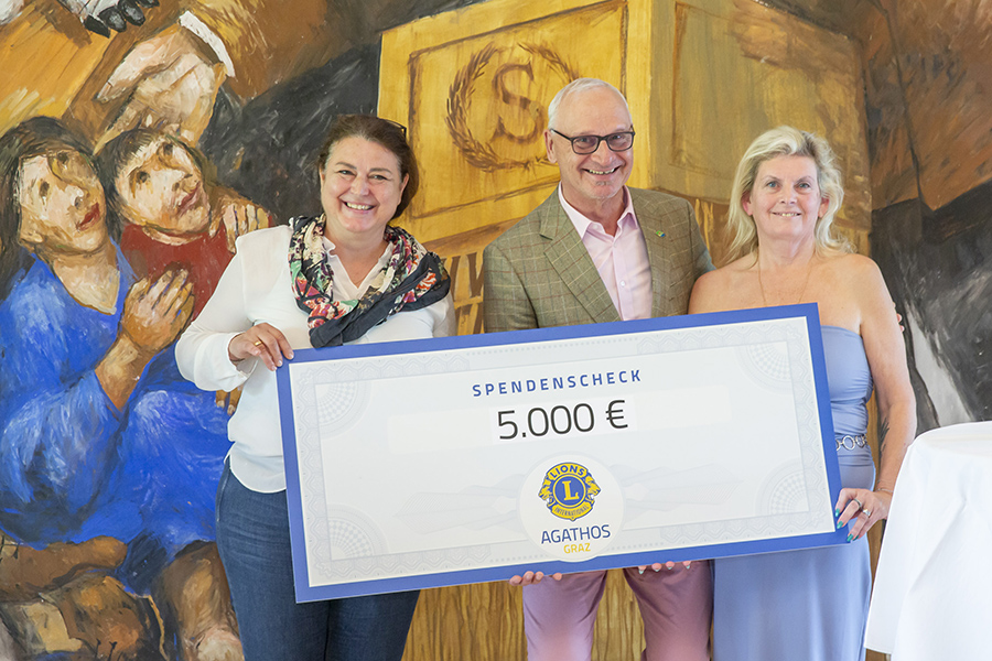 So auch Martina Leopold (Präsidentin Lions Club Graz Agathos), die einen 5.000-Euro-Gutschein überreichte.