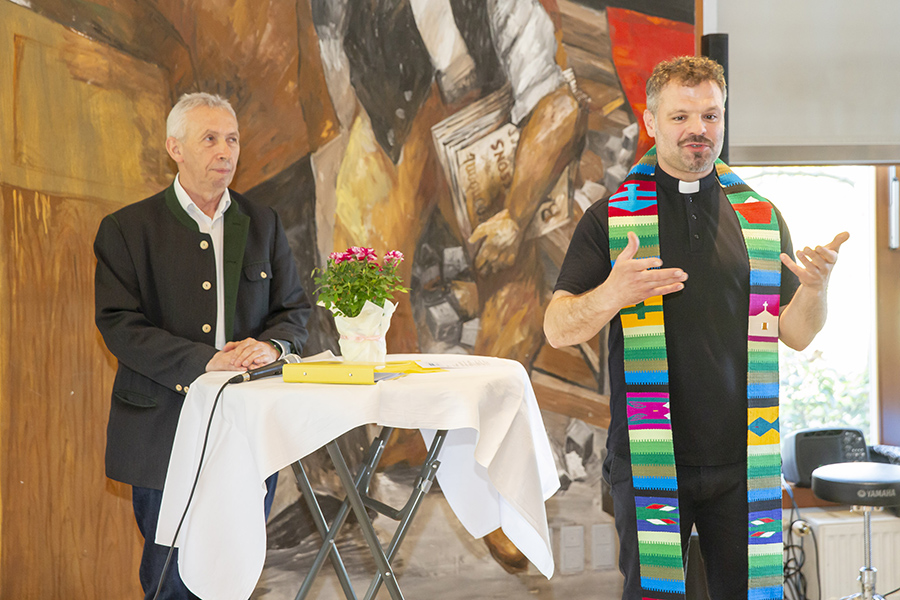 Der neue Vinzi-Pfarrer Bernhard Pesendorfer sprach den Segen.