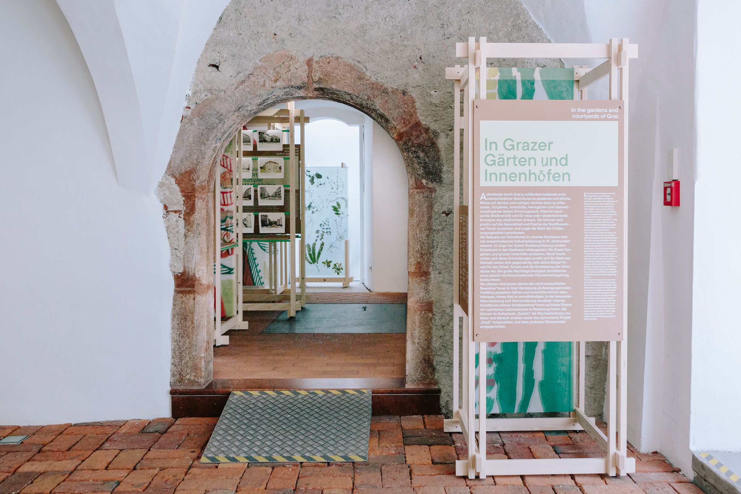 In der Gotischen Halle im Graz Museum gibt die Ausstellung "In Grazer Gärten und Innenhöfen" einen Überblick über die Entwicklung urbaner Grünräume.