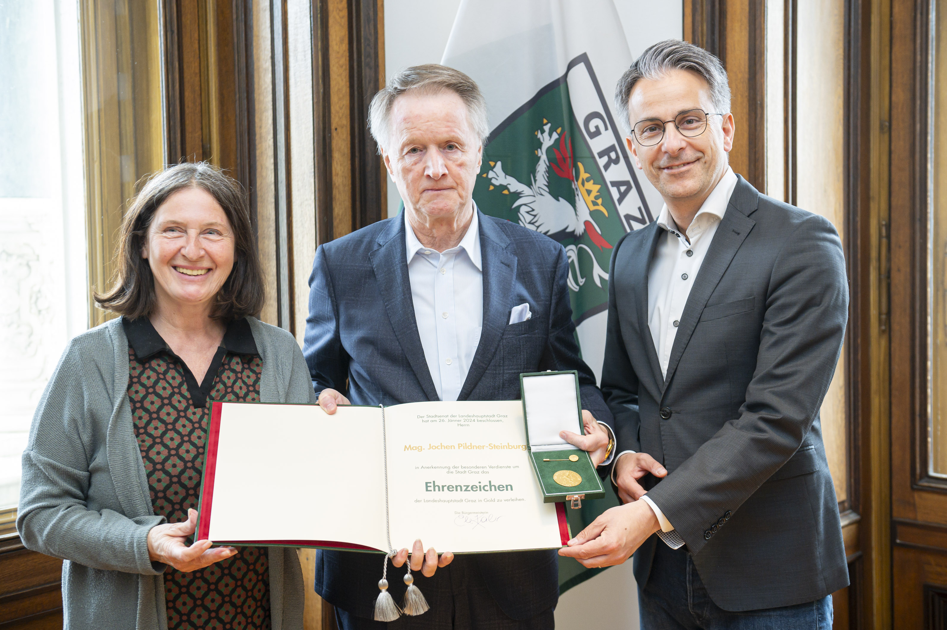 Jochen Pildner-Steinburg mit Bürgermeisterin Elke Kahr und Stadtrat Kurt Hohensinner