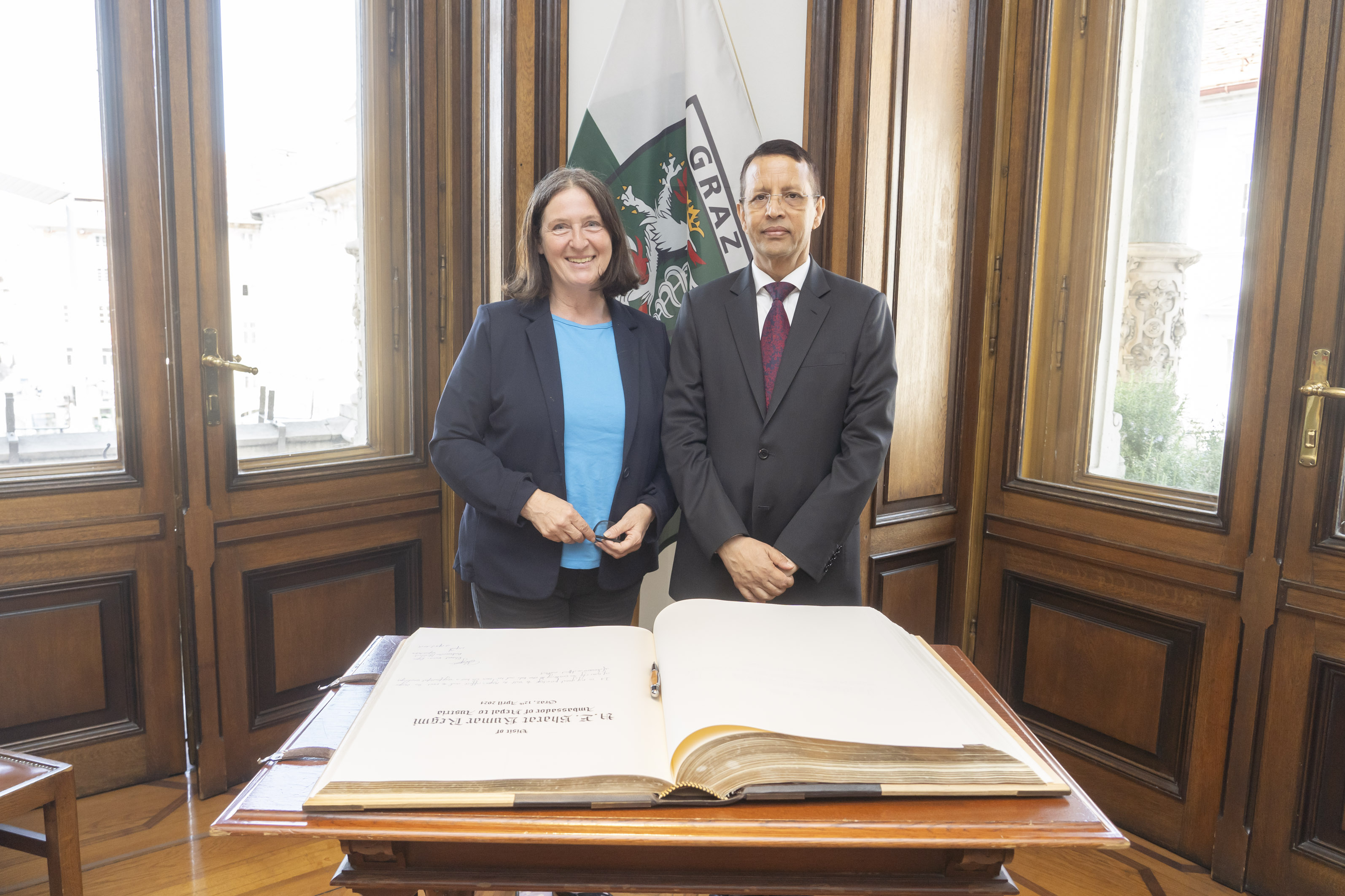 Bürgermeisterin Elke Kahr mit Bharat Kumar Regmi © Stadt Graz/Fischer Bürgermeisterin Elke Kahr mit Bharat Kumar Regmi