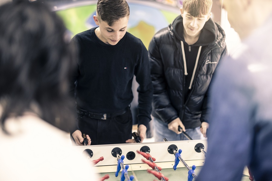 Bei uns kannst du unter anderem Tischfußball spielen.