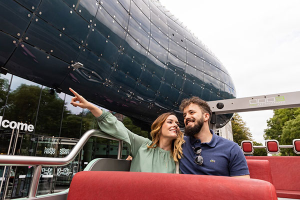 Unterwegs mit den GrazGuides, im Juni und Juli einmal auch mit dem Cabriobus. © Graz Tourismus/Werner Krug Unterwegs mit den GrazGuides, im Juni und Juli einmal auch mit dem Cabriobus.