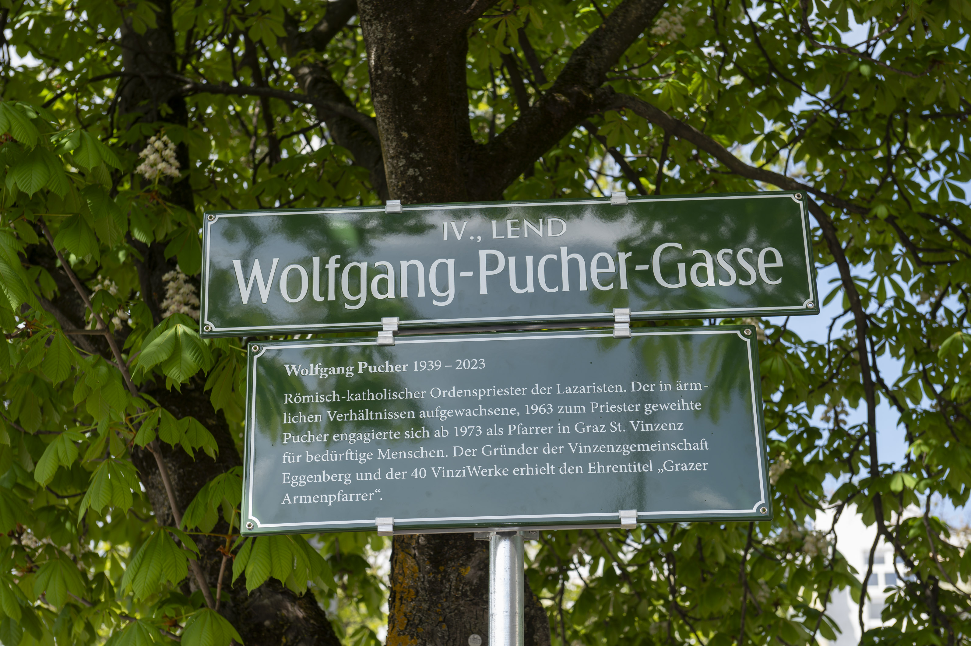 Das frisch enthüllte Straßenschild der Wolfgang-Pucher-Gasse.