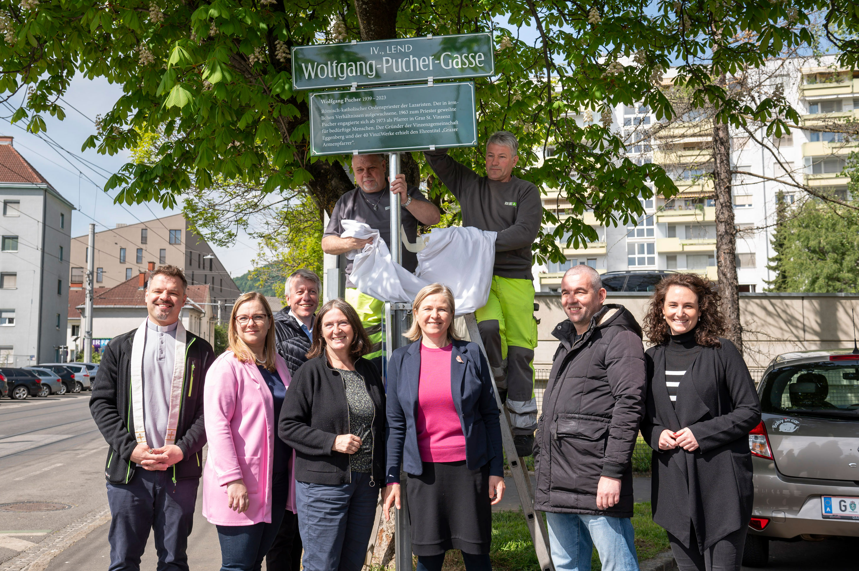 Pater Bernhard Pesendorfer, Klubobfrau Daniela Schlüsselberger, Thomas Ferk, Obmann der VinziWerke Österreich, Bürgermeisterin Elke Kahr, Vizebürgermeisterin Judith Schwentner, Christian Carli, Bezirksvorsteher Lend und Amrita Böker, Koordinatorin der VinziWerke Österreich (v. l.).