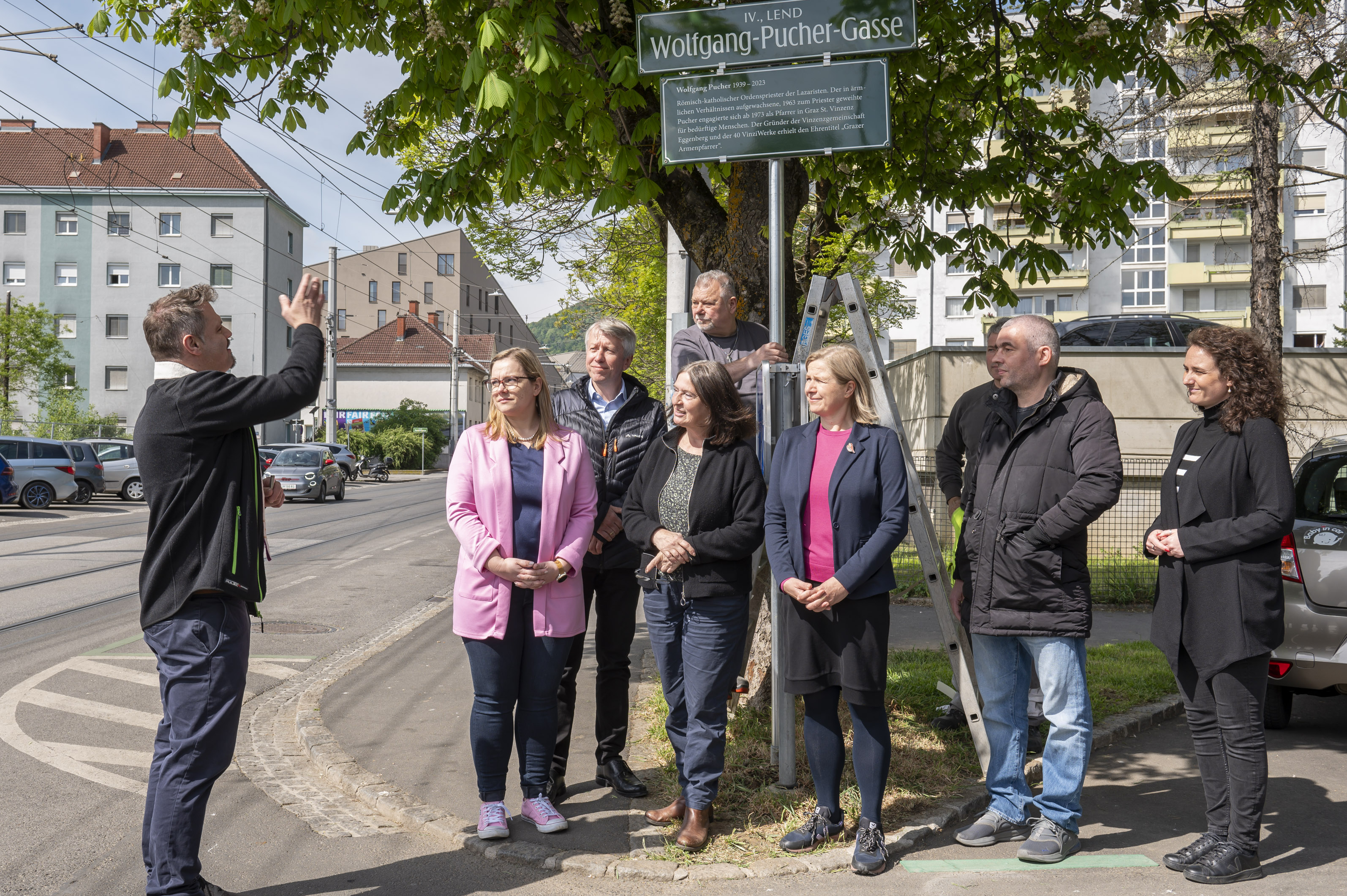 Pater Bernhard Pesendorfer sprach bei der Enthüllung der Tafel seinen Segen aus. © Stadt Graz/Fischer Pater Bernhard Pesendorfer sprach bei der Enthüllung der Tafel seinen Segen aus.