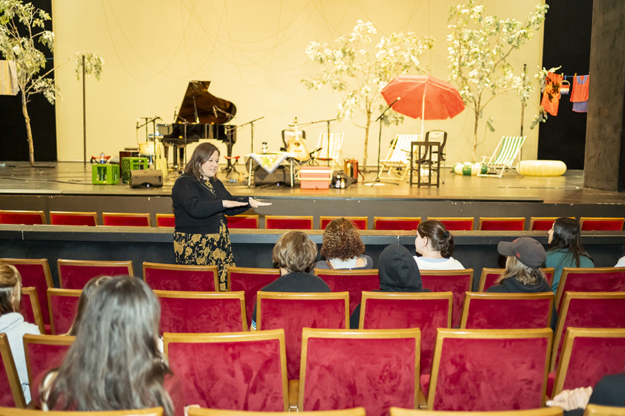 Damit die Schauspieler:innen und Musiker:innen auf der Bühne ihr Bestes geben können, braucht es viele helfende Professionist:innen im Hintergrund.