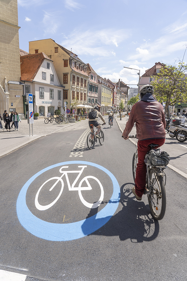 Große Straßenmarkierungen und Verkehrstafeln zeigen die besondere Verwendung an.