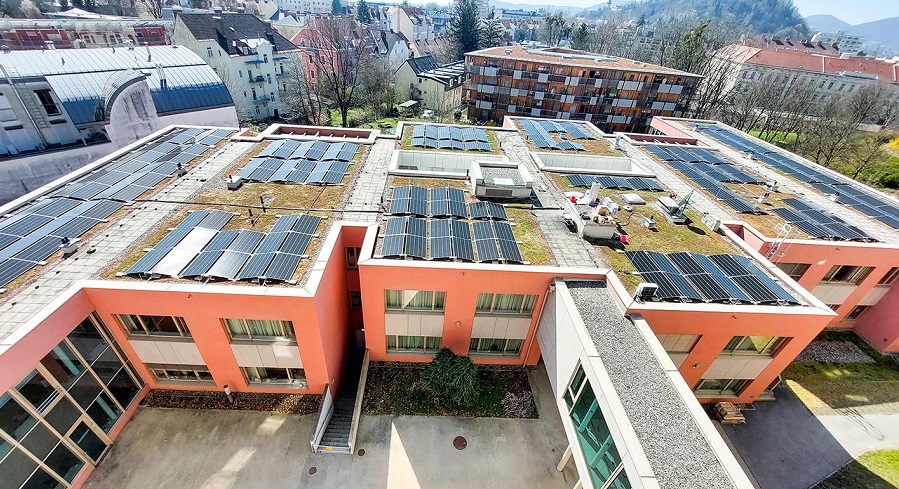 Neue Photovoltaikanlage am Dach des Pflegewohnheims Aigner Rollett: 276 Photovoltaik Panele auf 1.300 m² mit einer Stromleistung von 120.000 Kilowattstunden pro Jahr © GGZ Neue Photovoltaikanlage am Dach des Pflegewohnheims Aigner Rollett: 276 Photovoltaik Panele auf 1.300 m² mit einer Stromleistung von 120.000 Kilowattstunden pro Jahr