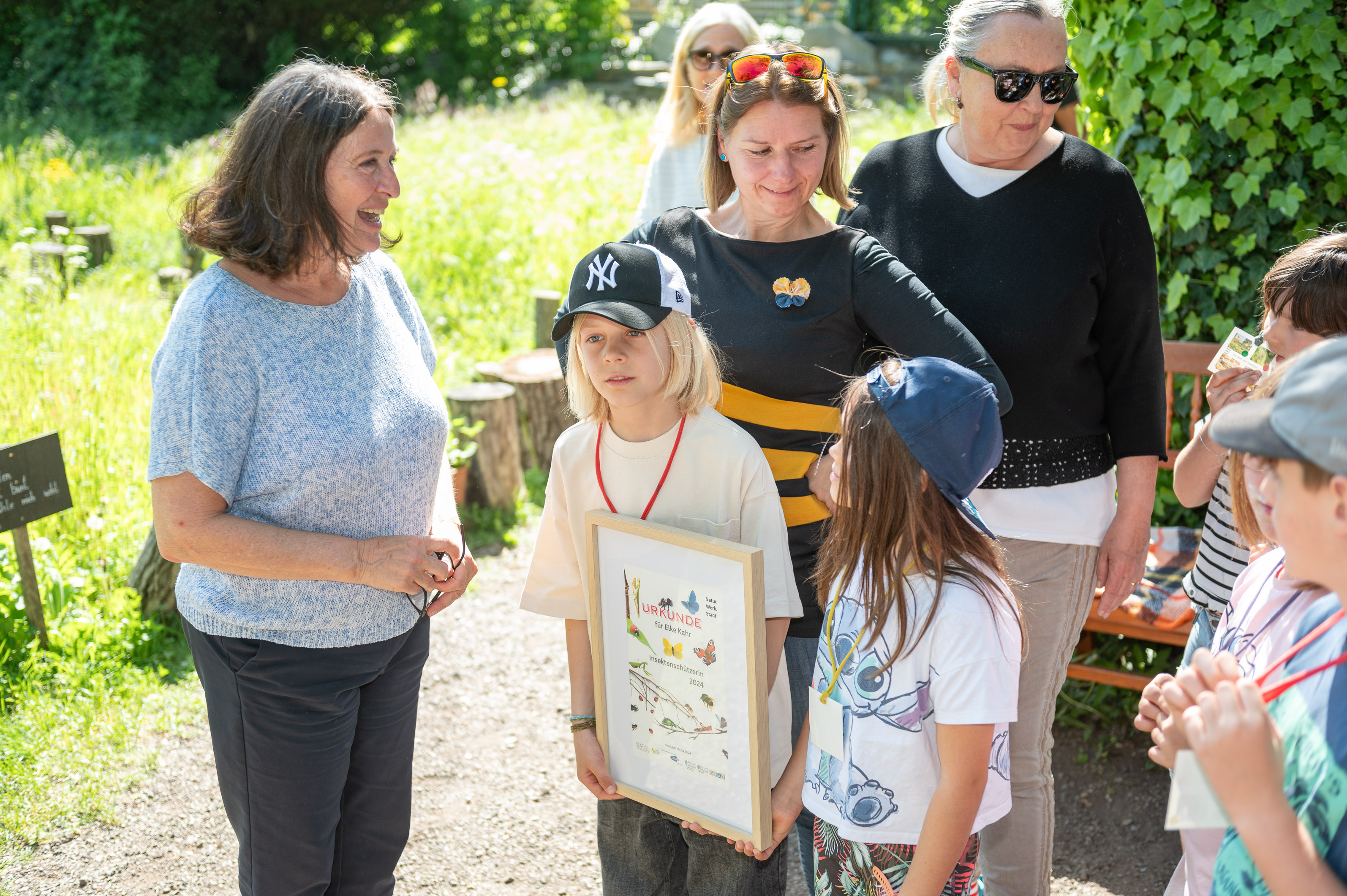 ... und bekam von den Schüler:innen gleich eine Urkunde zurücküberreicht. © Stadt Graz/Fischer ... und bekam von den Schüler:innen gleich eine Urkunde zurücküberreicht.