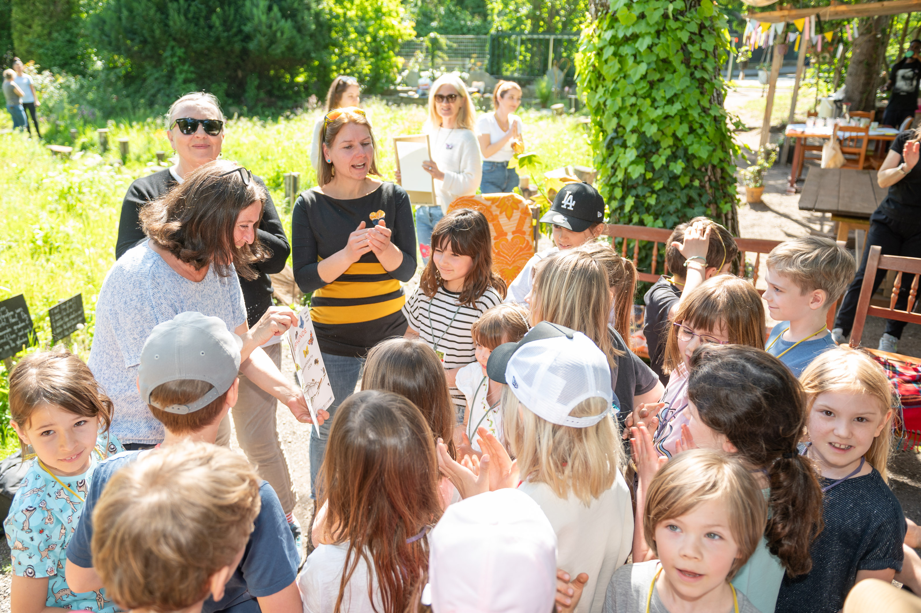 Die Bürgermeisterin überreichte der Schulklasse die Insektenschützer-Urkunde...