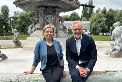 Vizebürgermeisterin Judith Schwentner und Stadtrat Günter Riegler vor dem Grazer Stadtparkbrunnen.