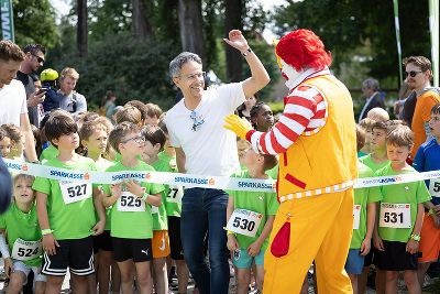 Stadtrat Kurt Hohensinner mit Ronald McDonald © Sportamt / Wolf Stadtrat Kurt Hohensinner mit Ronald McDonald